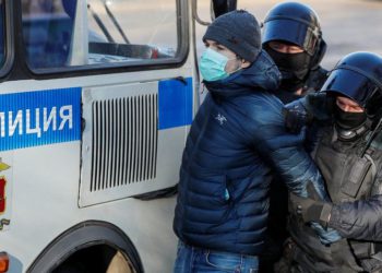 Russian Police Arrest More Protesters in Parallel with Navalny Trial