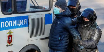 Russian Police Arrest More Protesters in Parallel with Navalny Trial