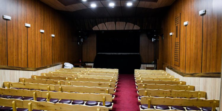 Tsulukiani Visits 3 Theaters in Kutaisi and Makes Future Plans