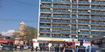 MIA: Attacker on Bank Took 7 People Hostage