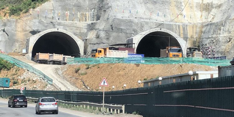 Senaki Highway Construction Workers on Strike for Higher Pay