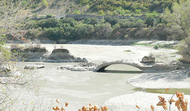Submerged Historic ‘Pompey’s Bridge’ Seen in Mtskheta