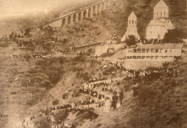 This photo from the burial of famous Georgian writer Ilia Chavchavadze from 1907 depicts the mountain’s more usual appearance