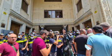 Noise at Entrance of Parliament