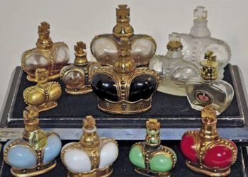 A transparent glass vial was made in the glass company of George Kobi (Grigol Kobakhidze), on which various details could be added by hand. Image Source: kvirispalitra.ge