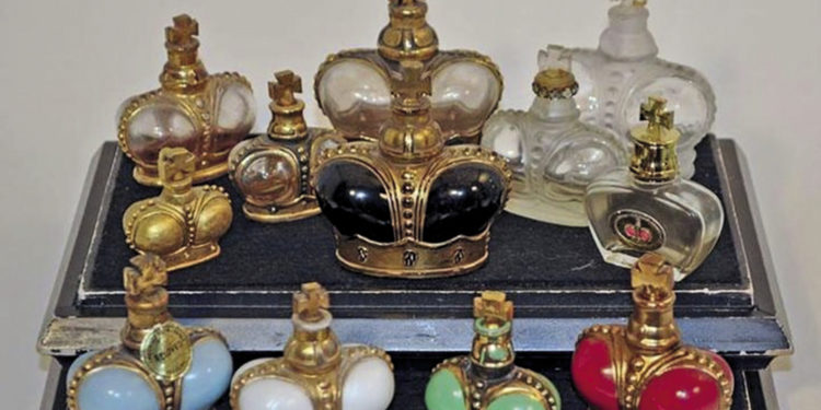 A transparent glass vial was made in the glass company of George Kobi (Grigol Kobakhidze), on which various details could be added by hand. Image Source: kvirispalitra.ge