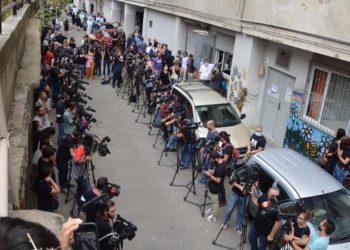 Colleagues, Citizens Say Goodbye to Deceased Cameraman with Applause