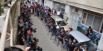 Colleagues, Citizens Say Goodbye to Deceased Cameraman with Applause