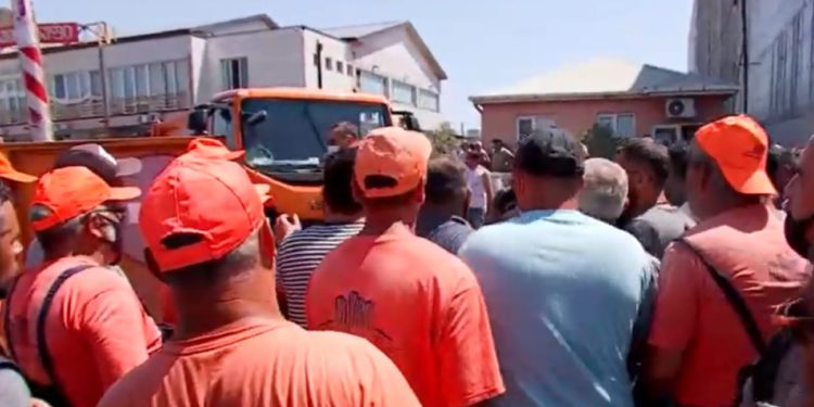 ‘Kaladze, Get Out of your Ferrari’ – Cleaning & Waste Management Service Workers Go on Strike