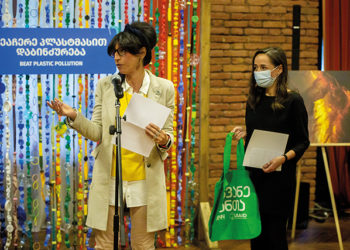 CENN head Nana Janashia presents the 3rd prize to GT's Katie Ruth Davies