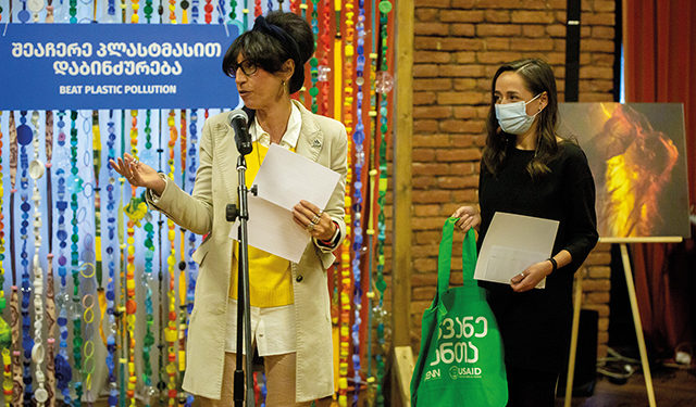 CENN head Nana Janashia presents the 3rd prize to GT's Katie Ruth Davies