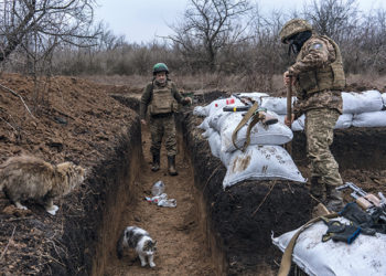 Ukrainian soldiers build a bunker on the front line in Zolote, Ukraine. Source: Bendan Hoffman, Getty Images