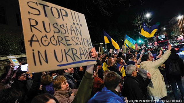 Pro-Ukrainian demonstrations outside the Russian embassy in London. Photo by Alberto Pezzali/picture alliance