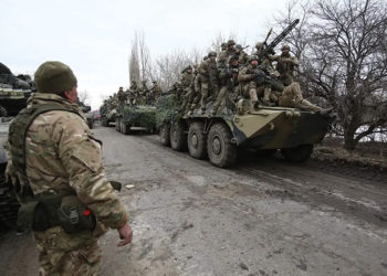 Ukrainian service members get ready to repel an attack in Ukraine's Luhansk region on Feb. 24, 2022. Photo by Anatolii Stepanov/AFP via Getty Images)