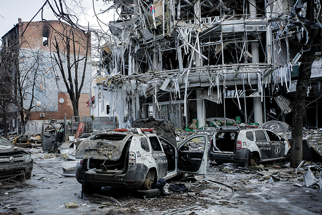 Damaged vehicles and buildings in Kharkiv city center. By Pavel Dorogoy/AP