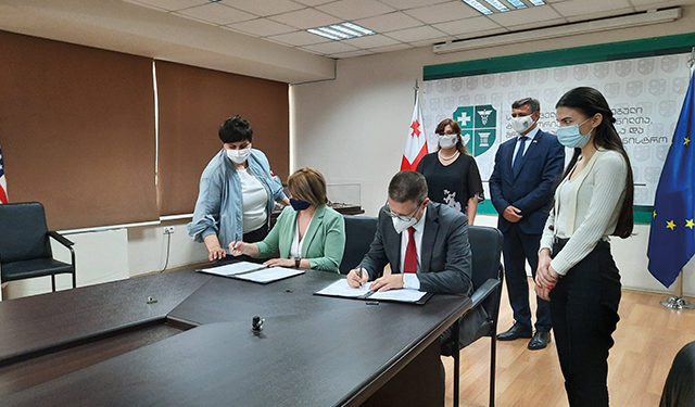 On April 19, 2021, Director of the Czech Development Agency Jan Slíva, First Deputy Minister of Internally Displaced Persons from the Occupied Territories, Labour, Health and Social Affairs of Georgia Tamar Gabunia and Deputy Minister Tamila Barkalaia signed two MoUs covering two projects funded by the CDA: Way to Home - Development of Adult Alternative Social Services in Georgia (total budget: 780 000 EUR) and Support to the Primary Healthcare Strengthening in Georgia (total budget 1 233 000 EUR)