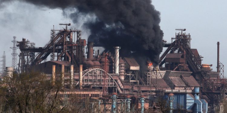 Ukraine: Airstrikes on Azovstal Plant, Street Fights Continue