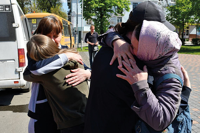 People hug each other during an evacuation of civilians in Kramatorsk, Ukraine, Tuesday, May 3. Source: AP Photo/Andriy Andriyenko