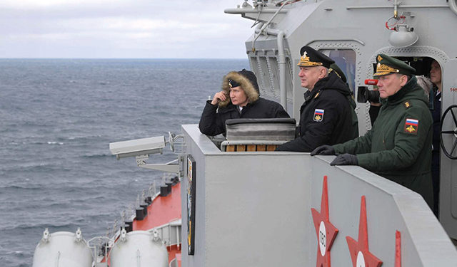 Joint exercises of the Northern and Black Sea fleets. With Commander-in-Chief of the Navy Nikolai Yevmenov, center, and Commander of the Southern Military District Forces Alexander Dvornikov. Source: Kremlin