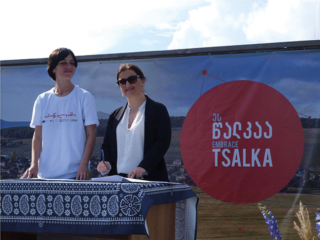 Natia Ninikelashvili (left), Project Manager with the Georgian Farmers' Association, and Diana Tsulukidze (right), Chairwoman of Tsalka LAG, sign an agreement of collaboration. Photo by Mike Godwin