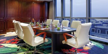 Along with six conference rooms and the ballroom mentioned above, we also have the Club Lounge, an exclusive private area with cozy décor, personalized service and a pleasant atmosphere with a great view