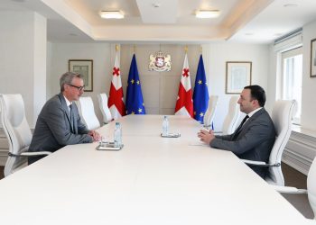 PM Holds Farewell Meeting with EU Delegation Head