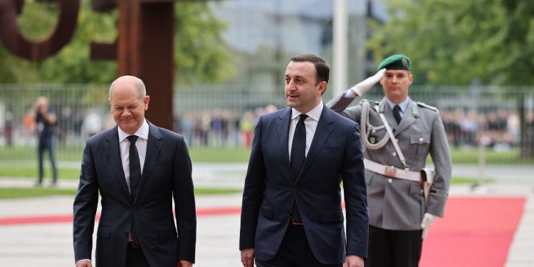 PM Meets with Olaf Schulz, Discusses Region’s Security Environment