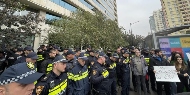 Protesters at Tbilisi City Hall Demand Resignation of Mayor Kakha Kaladze
