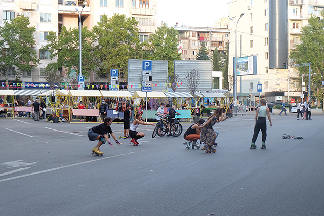 From the first hours the street was dedicated to the public, children started dancing, and others enjoyed cycling and skateboarding