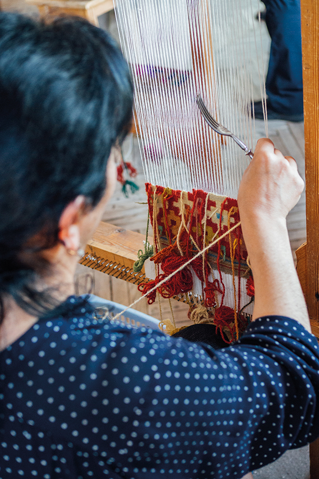 Kizikian carpet weaving at Pesvebi Studio
