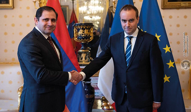 Armenian Defense Minister Suren Papikyan and Minister of the Armed Forces of France Sébastien Lecornu in Paris. Photo from Press Secretary of the Armenian Ministry of Defense