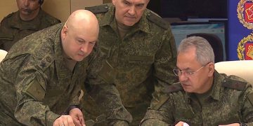 General Sergey Surovikin (left) and Russian Minister of Defense Sergei Shoigu (right). Source: Russian Defense Ministry / TASS