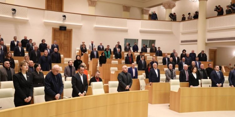 Parliament Honors Memory of Georgian Fighters who Died in Ukraine with Moment of Silence