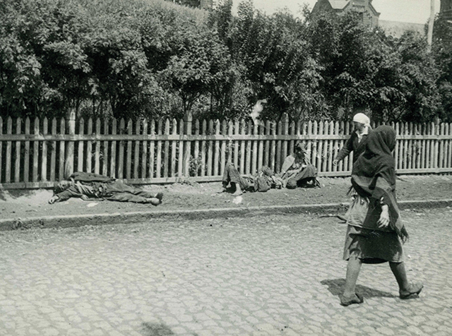 Starved peasants on a street in Kharkiv, 1933. Published by Wilhelm Braumüller, Wien [Vienna] 1935