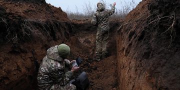 Two soldiers with the 58th Independent Motorized Infantry Brigade of the Ukrainian army release a drone on the outskirts of Bakhmut. Photo by Leah Millis/Reuters