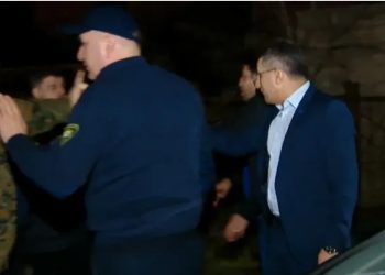 UNM activists verbally confront Mamuka Mdinaradze near TV Imedi