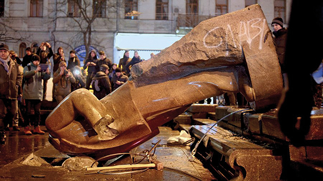 The destruction of the Lenin monument in the center of Kyiv, 2013. Photo by Maks Levin/Reuters