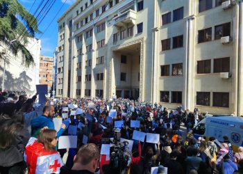 Citizens near Parliament applaud withdrawal of draft law ‘On registration of foreign agents’