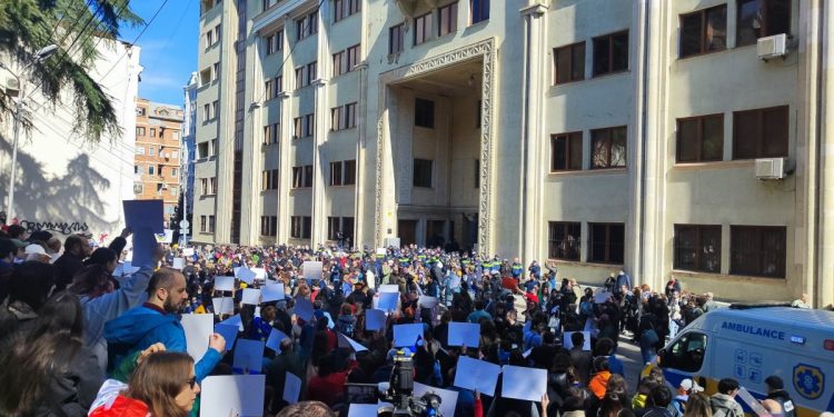 Citizens near Parliament applaud withdrawal of draft law ‘On registration of foreign agents’