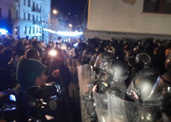 Police prepare to forcibly clear the streets around parliament