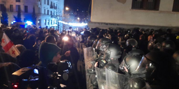 Police prepare to forcibly clear the streets around parliament