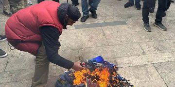 Alt-info representatives burn the EU flag near parliament