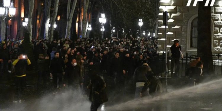 Police again disperse protesters with water cannons