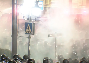 Police clear area around Parliament