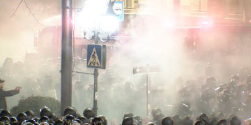 Police clear area around Parliament