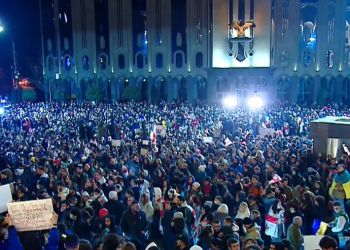 Peaceful rally ongoing outside Parliament, calls from participants not to provoke the police