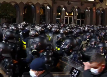 Police reclaim area around Parliament, protesters pushed into back streets