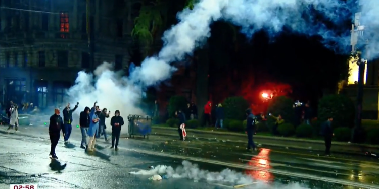 Tension rising: Protesters barricade themselves on Rustaveli; Police bring in yellow buses