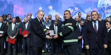 Recep Tayyip Erdogan awards Georgian rescuers for earthquake operation