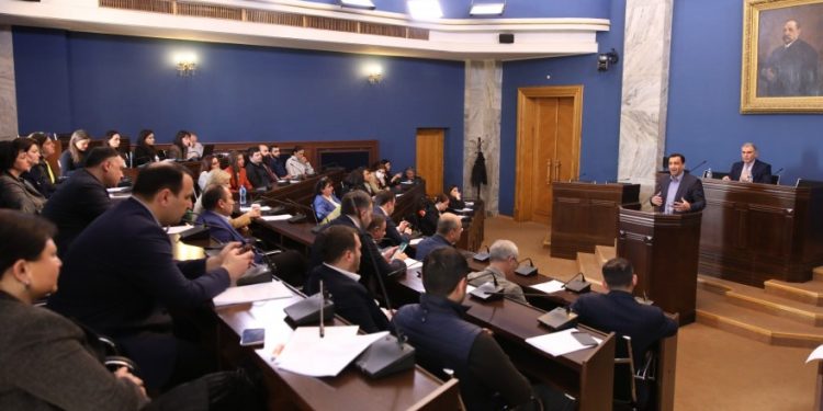 Three committees jointly deliberating draft anti-oligarch law